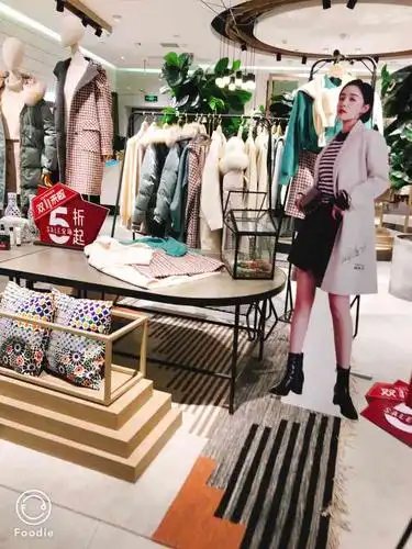 0 hopeshow(万象汇店)红袖女装在国内女装品牌中是很独特的一个.