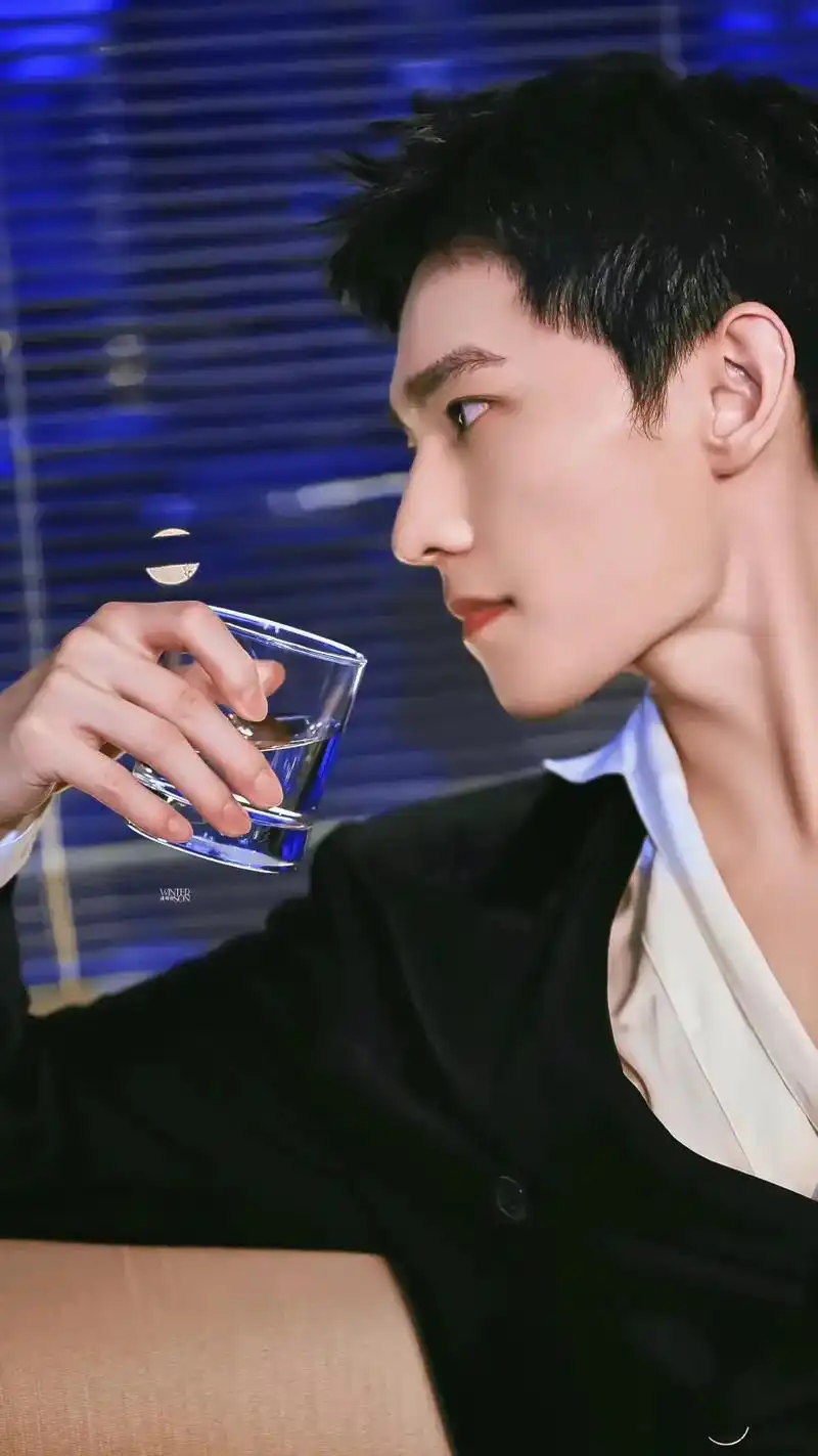 神颜!#杨洋 #侧颜 #杨洋壁纸 - 抖音