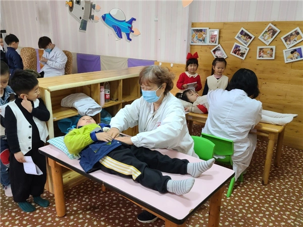 成都市第十七幼儿园中大班幼儿进行学期常规体检