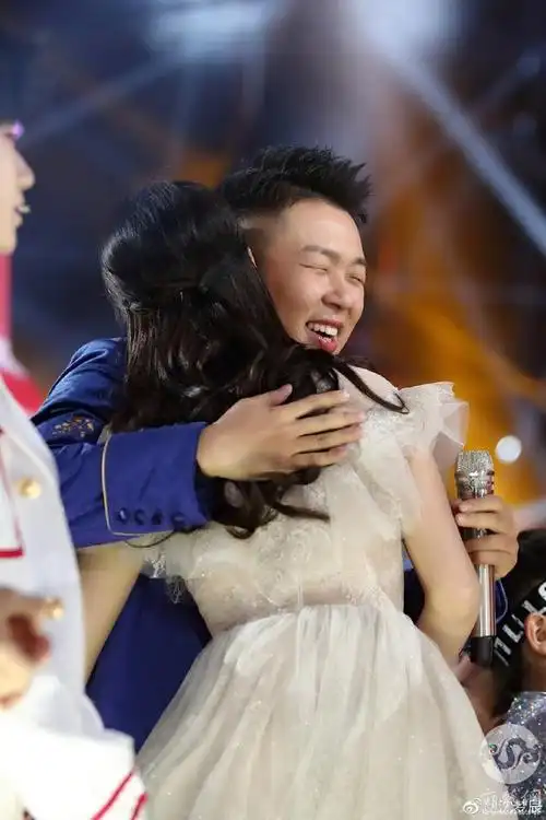 沈梦辰晒拥抱照为杜海涛庆生 调侃称好羡慕自己