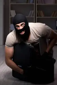 抢劫犯戴头套窃取有价值的东西圣诞老人与钱包的小偷肩旁最慢的追逐