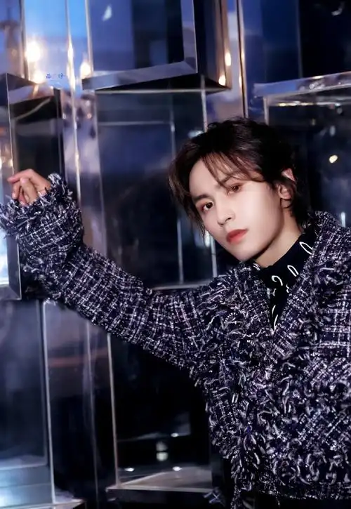 张哲瀚[超话]##张哲瀚长发#张哲瀚|帅哥壁咚点原图更高清自修图|禁二