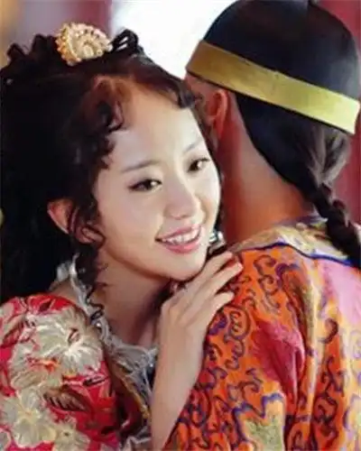 图余少群孙耀琦床吻戏曝光坦言并不担心会带来绯闻