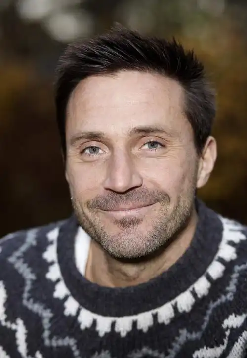 西方人,胡须,一个人,笑,微笑,竖图,室外,特写,白