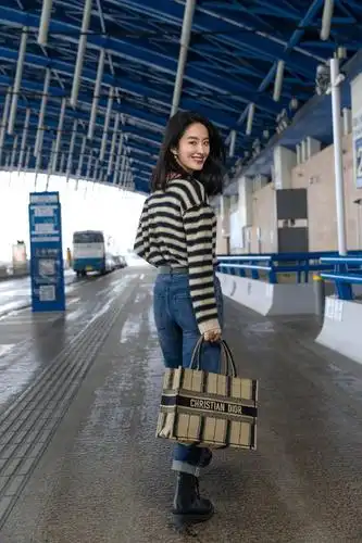 杨采钰巴黎头排观秀,斜肩空气纱裙配双麻花辫,清新脱俗曼妙优雅