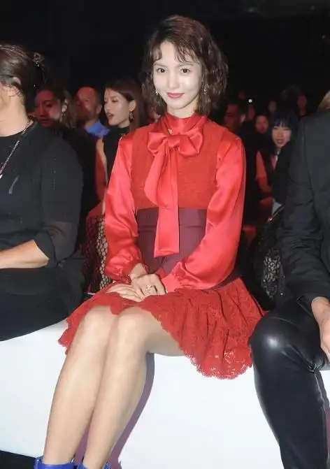 热依扎身材真撩人红色吊带裙出现电视节这魅力成全场焦点