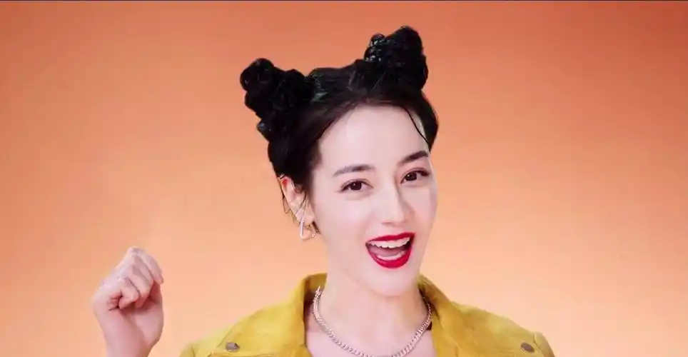 原创迪丽热巴最新造型曝光挑战冲天丸子头突破形象后被嘲土气