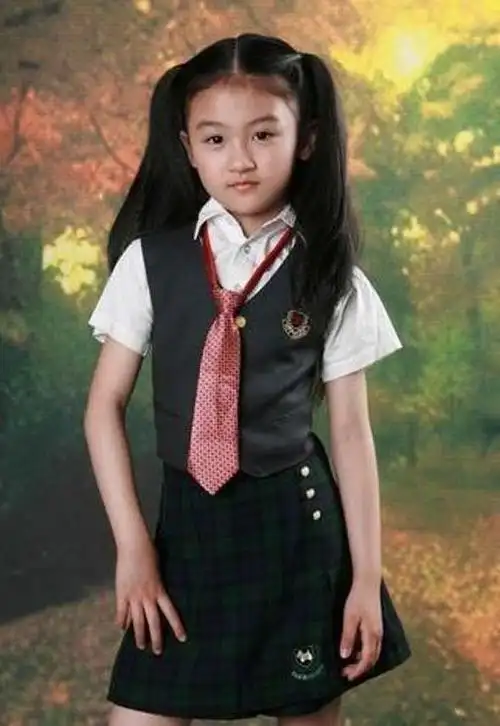 6岁被成龙抱着上春晚,却因长相被骂出国,如今的陆子艺长啥样?