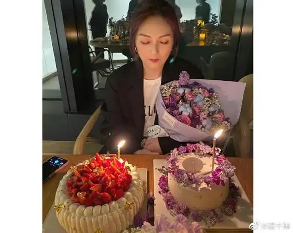 杨千嬅生日月惊喜不断手捧鲜花闭眼许愿