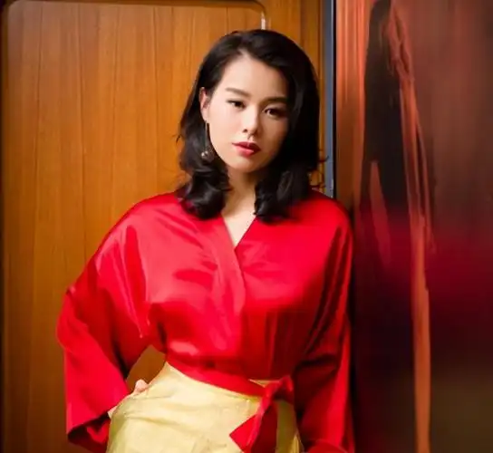 回顾演员胡杏儿嫁大3岁富豪婚后连生三胎如今一家其乐融融