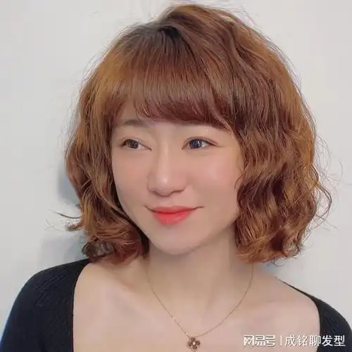 40女神必试短发烫发新潮流轻松减龄十岁