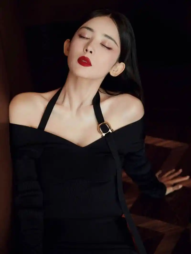 古力娜扎穿黑色连衣裙露出白皙香肩,明艳动人,妩媚撩人!