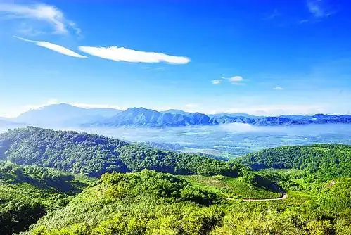 放松心情,走进大自然的青山绿水之间,宝石般的湖水清澈