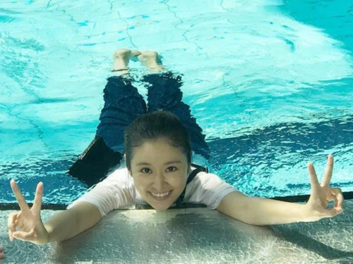 林心如穿长裤下水笑容灿烂 女神皮肤光滑素颜美