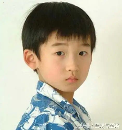 幼年丧父,背着书包拍戏,从童星到如今的演技派,还好没长残