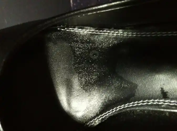 感觉鞋子有点挤脚,而且脱了一看鞋子里面全是汗水,是不是代表高跟鞋不