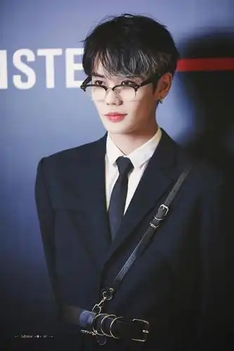 林彦俊戴半框眼镜斯文帅气 西装笔挺展霸道总裁范儿