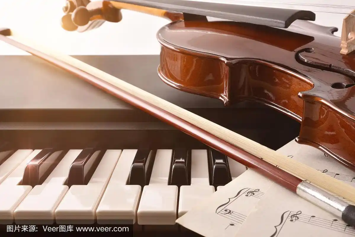 小提琴和弓细节钢琴键白色背景前面