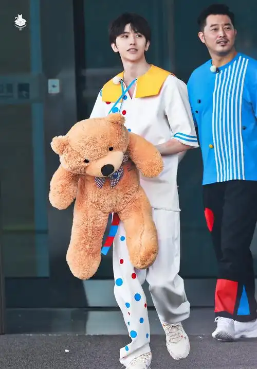 蔡徐坤抱是s码,粉丝抱就变xxl码啦!果然是巨葵啊!