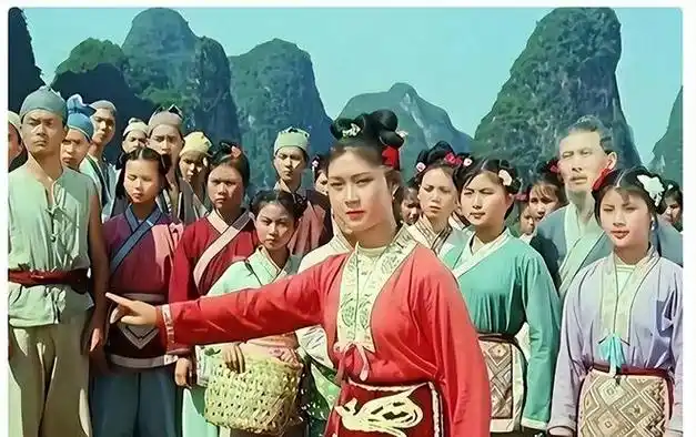 苏里带领剧组来到了广西,准备将这里流传已久的刘三姐传说搬上银幕