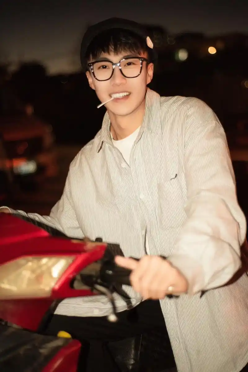 随性做自己 #治愈系笑容 #男生写真 #少 - 抖音