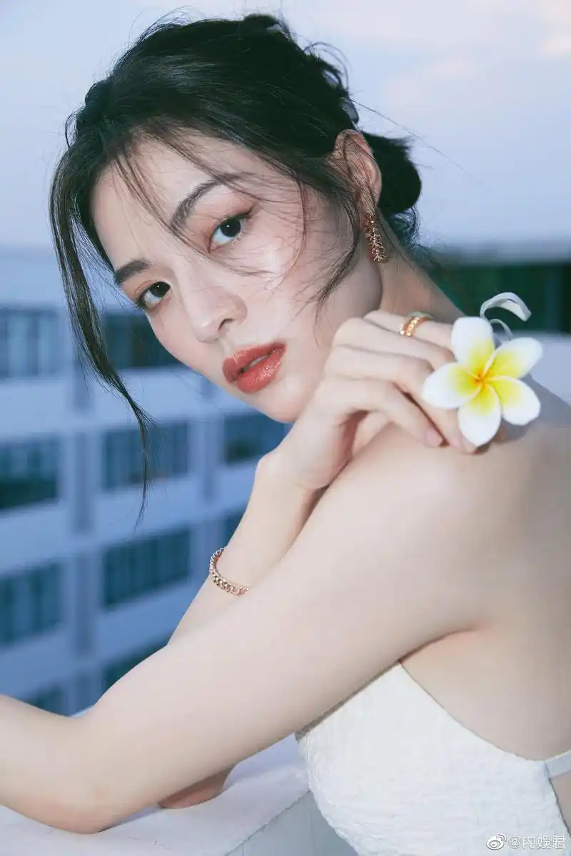 钟楚曦分享顶楼大片,不得不感叹姐真的好会拍……__财经头条