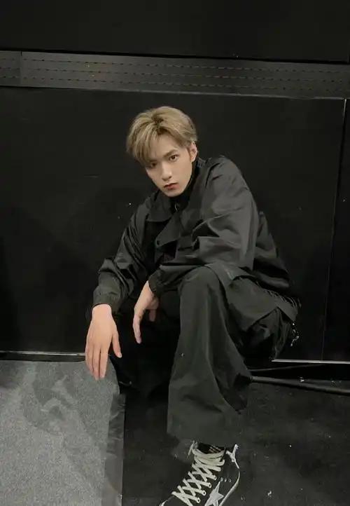 刘耀文棒球帽随拍