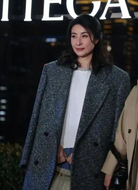 43岁郭晶晶拍广告纯白套装优雅松弛与工作人员笑谈满面春风