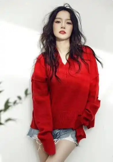 李小璐又"扮嫩"成功,穿一身粉色休闲装走机场,像18岁一样_方式_身材