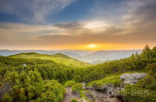 在夏天山区景观壮丽日出