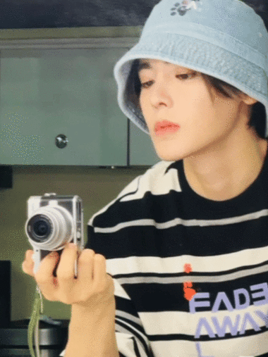 昊撅屁股自拍#被@侯明昊neo的对镜自拍姿势笑不活了,看照片是帅气男大