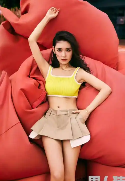 蒋依依《男人装》520点击率,粉红贝壳抹身材搭配短款热裙,演绎少女