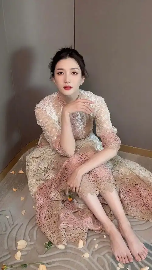 江疏影抢工作室物料