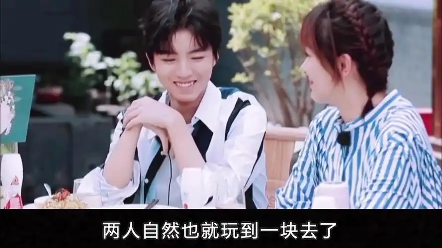 王俊凯喂杨紫吃排骨,有谁注意到杨紫下意识的反应,太真实了!