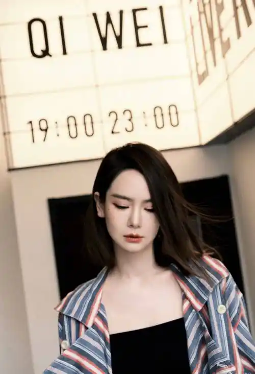 戚薇黑色超短裤大长腿性感写真_身材