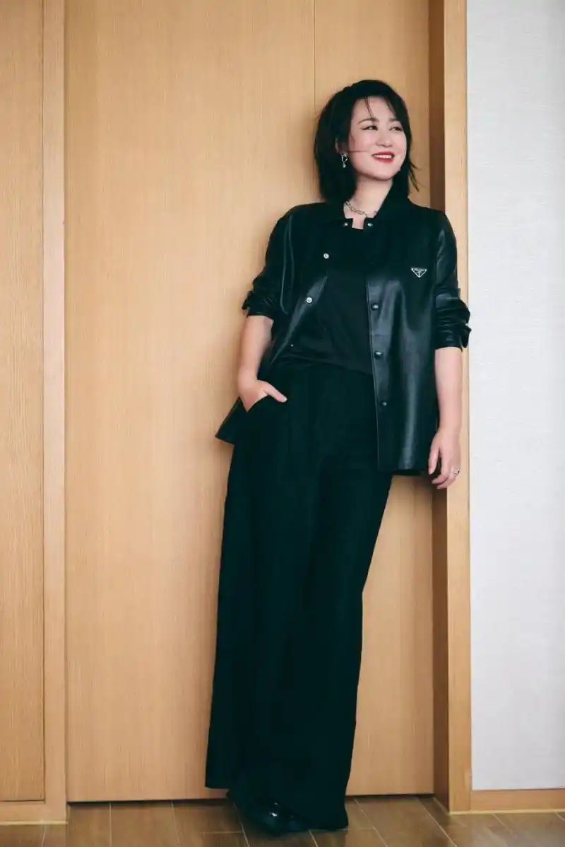 马丽短发皮衣女神,温柔而舒展,自信且光芒.