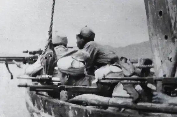 解放军登陆海南岛老红军流泪等了23年终于把你们盼来了