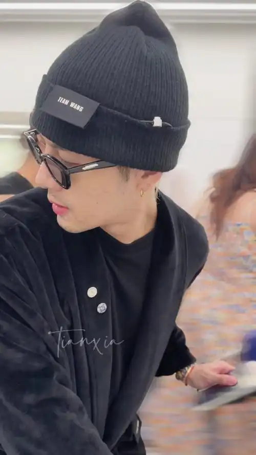 ◤甜虾分享08230802@王嘉尔洛杉矶7615截修◢虽然没有刮胡子