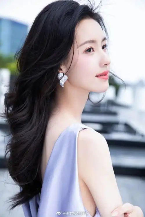 陈都灵一袭紫色v领鱼尾长裙 笑容明媚气质知性大方__财经头条