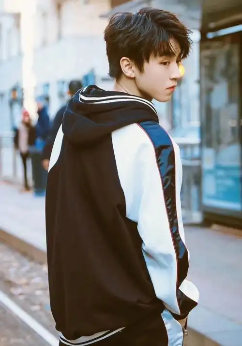 王俊凯日系鲻鱼头发型帅气出镜九宫格造型各异少年无惧蜕变