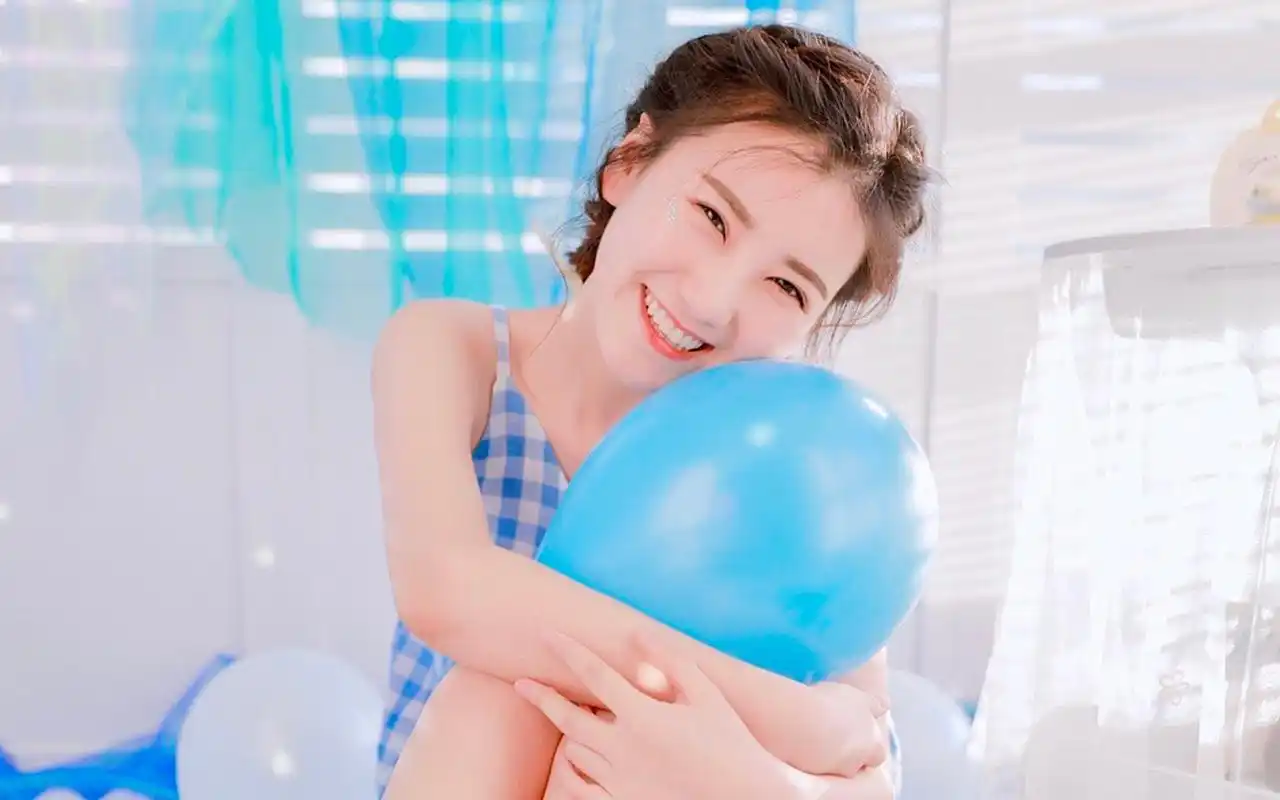 笑容甜美女孩唯美写真高清电脑壁纸