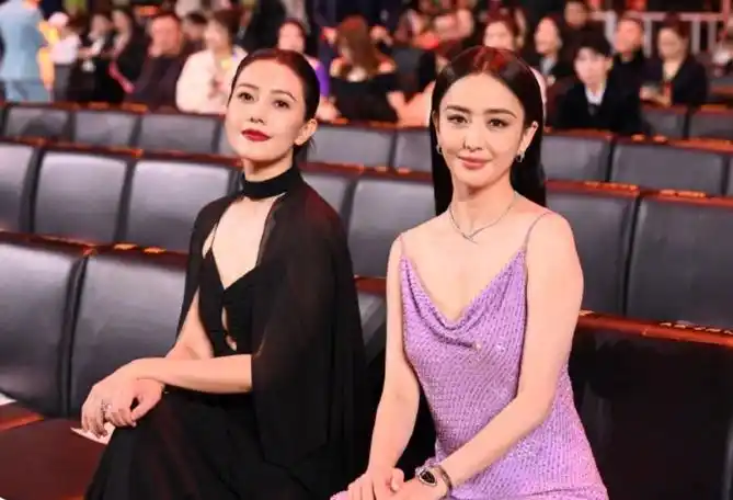 微博之夜女星生图:热巴杨紫惊艳,杨幂脸垮金晨干瘪,刘诗诗脸僵