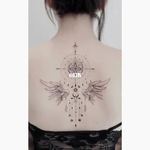 78女生后背纹身