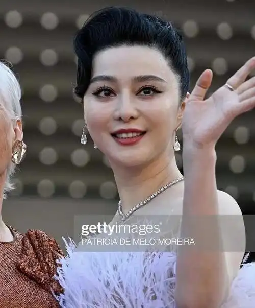 范冰冰戛纳最新生图曝光,皮肤差脸部肿胀,网友直呼医美过度|红毯|蔡明