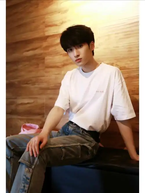 清爽少年穿搭  严浩翔ootd