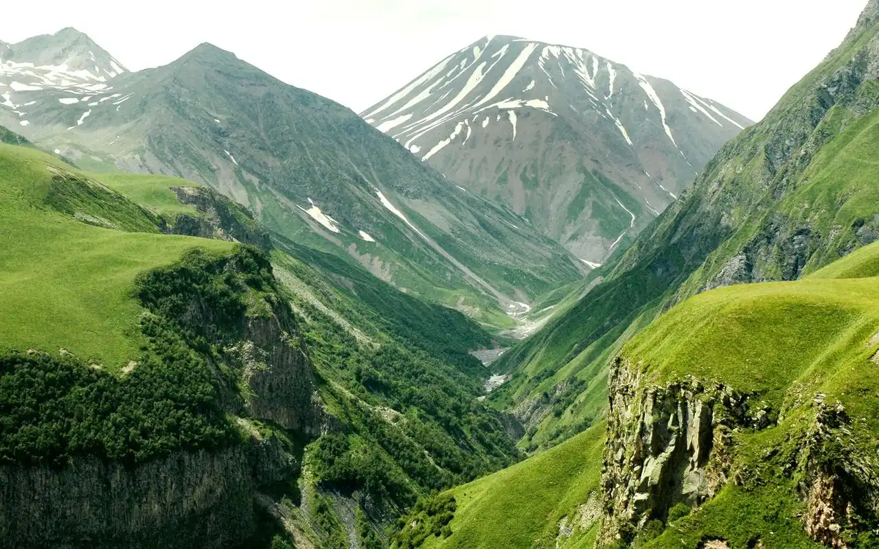 分享一组壮观的高山风景图片壁纸给大家,想要更多高清桌面壁纸,关注美