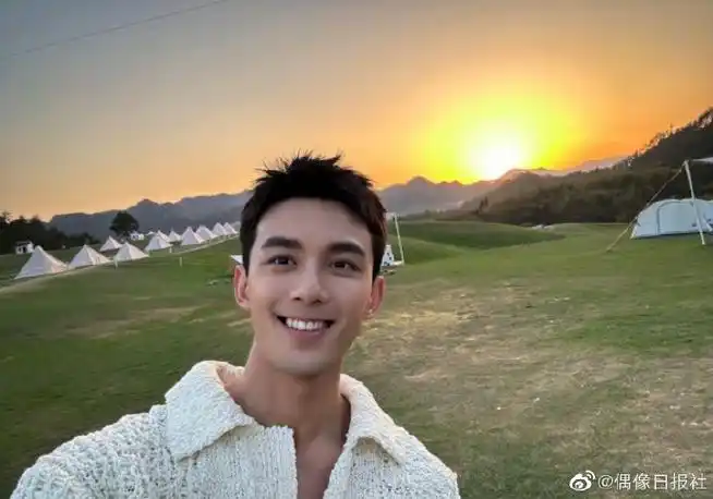 吴磊收工日落随拍##吴磊日落随拍#吴磊微博发布自己在夕阳红光下的收