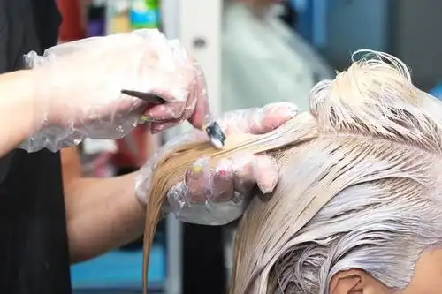 染发过程中头皮很疼,理发师说是正常现象,但是真的正常吗?