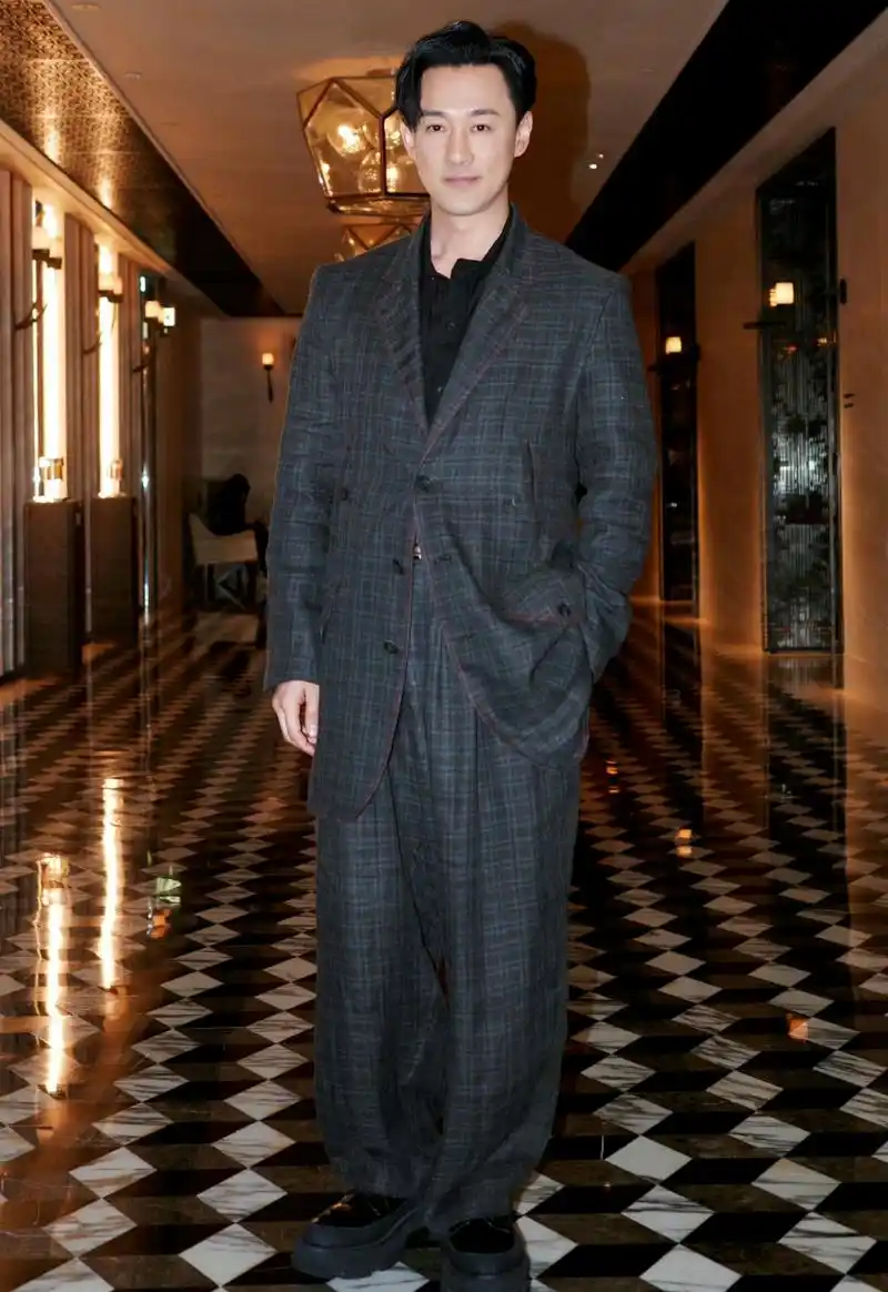 林峯的西装也太长了吧,都拉低身段了.