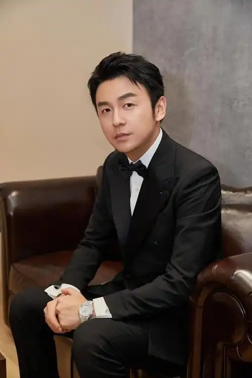 演员雷佳音,老婆是吵架吵来的,和岳母处得像姐弟